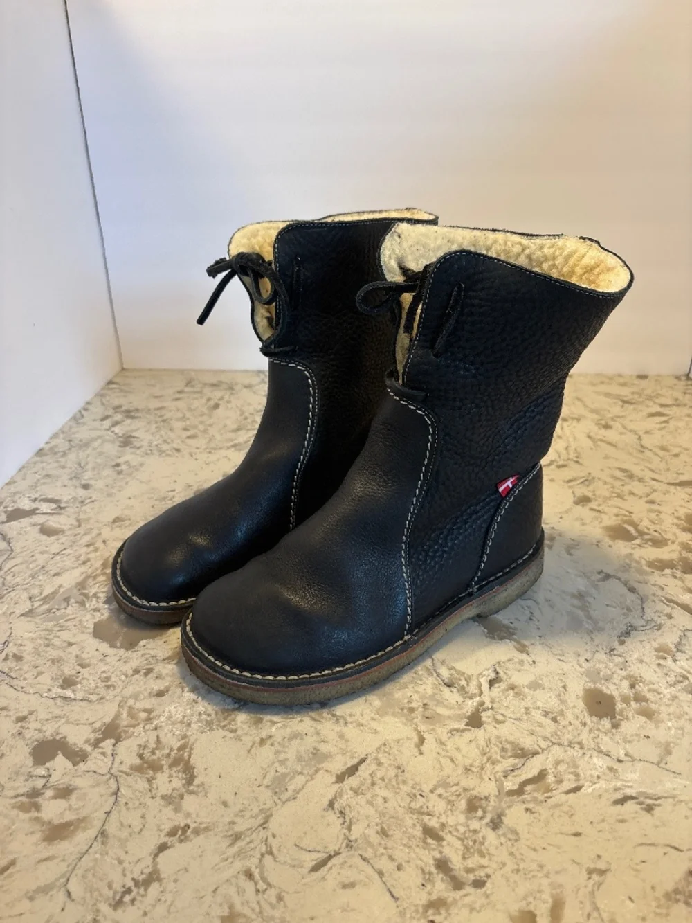 Women’s Duckfeet  Arthus Black Pebbled Leather Sherpa Boots 39
